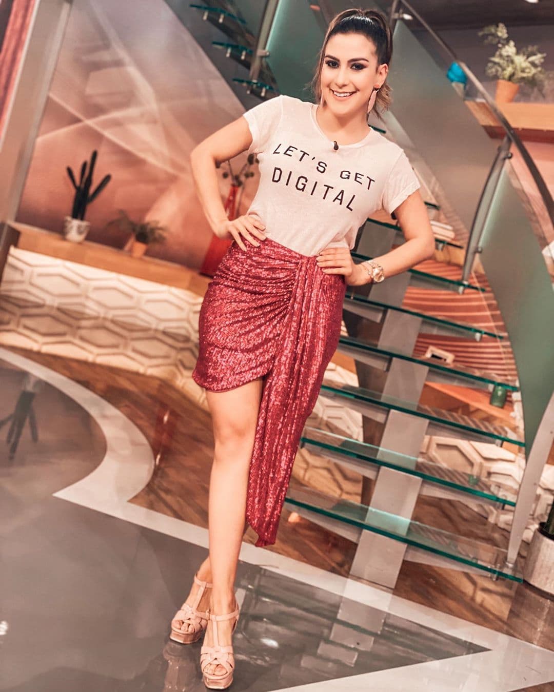 Este look la hace lucir tan moderna como linda.