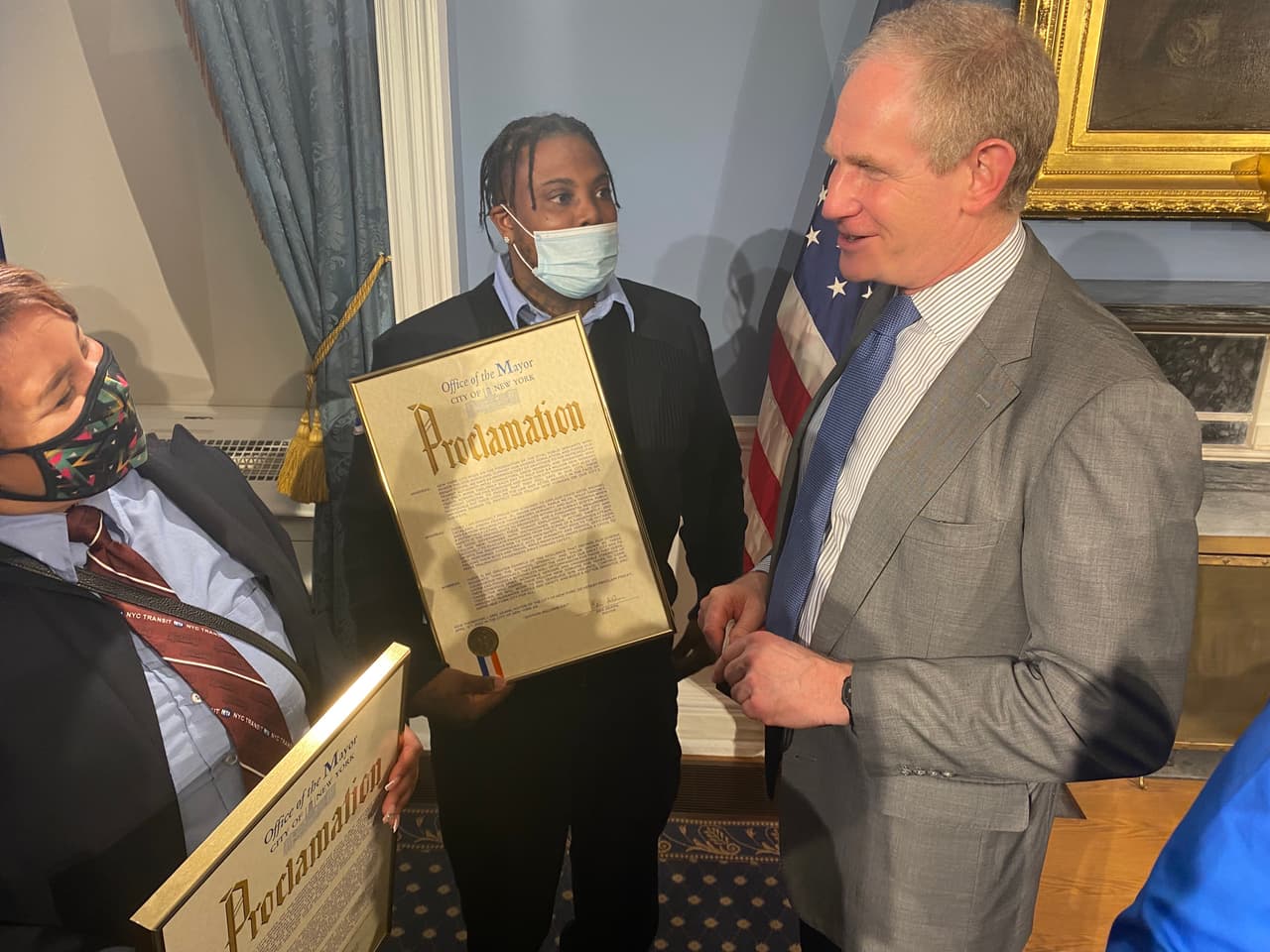 "Mi principal objetivo era poner a salvo a mis pasajeros, especialmente a los niños" dijo la operadora de autobuses, Parla Mejía. 
<br>
<br>
<br>
<br>