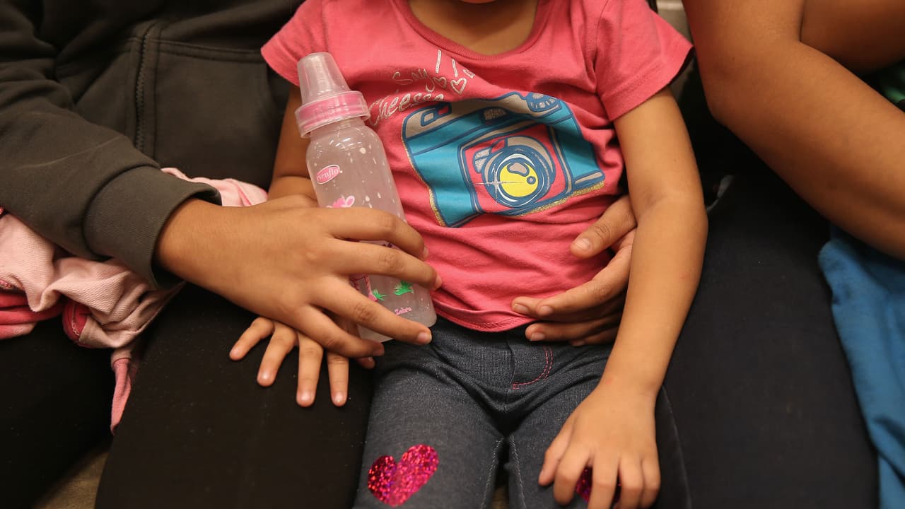 Migrantes detenidas durante redada le piden a Obama que las libere junto a sus hijos