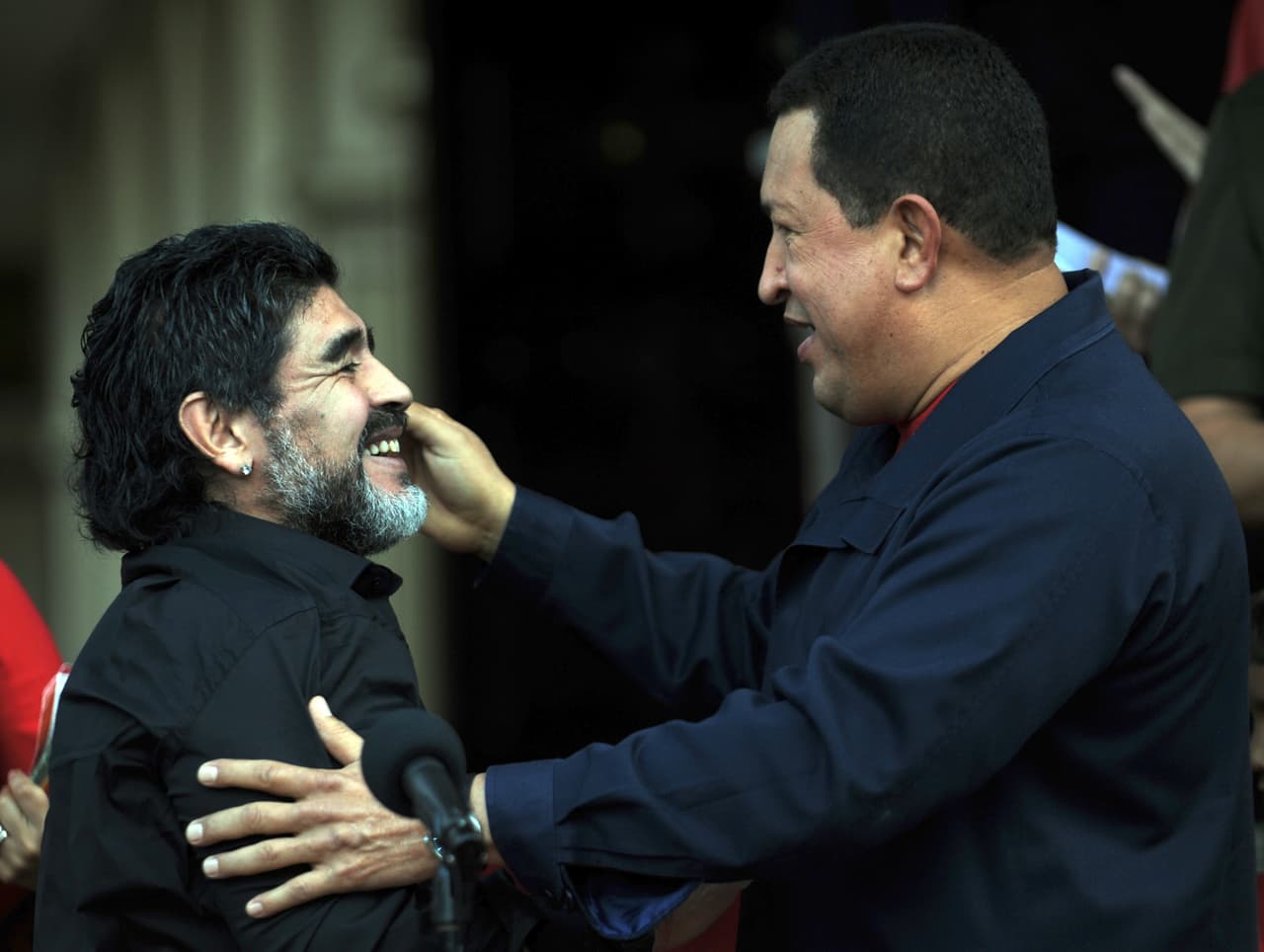 Maradona junto a Hugo Chávez, con quien también mantuvo una relación amistosa, en julio de 2010. Durante ese encuentro el presidente venezolano anunció la ruptura de las relaciones diplomáticas con Colombia luego que Álvaro Uribe denunciara que Venezuela prestaba ayuda a los grupos guerrilleros.
<br>