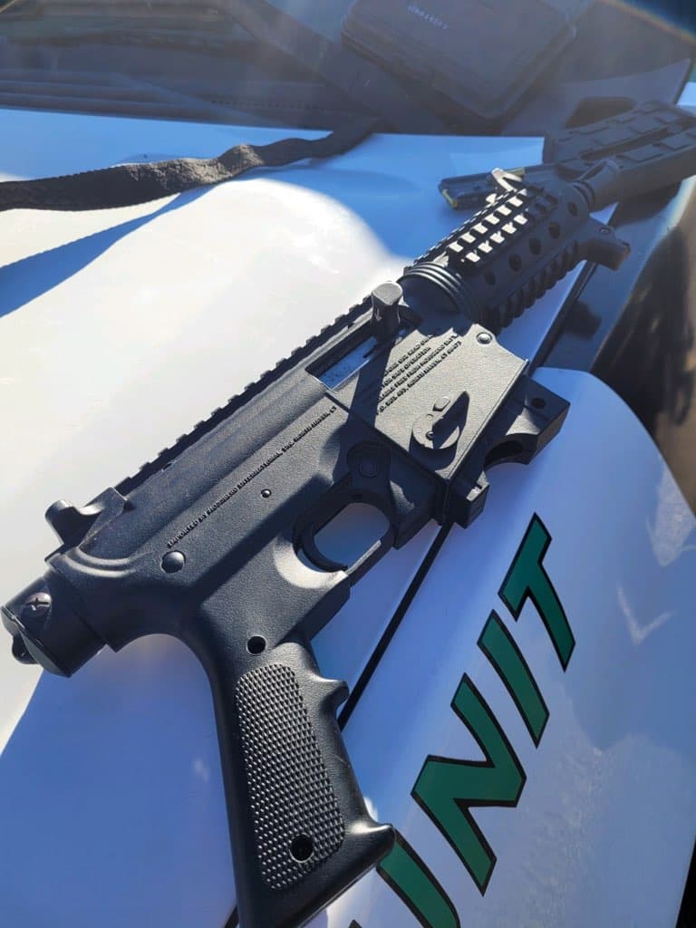 Durante el incidente, se encontró un rifle .22 con un cargador extendido dentro de una mochila.