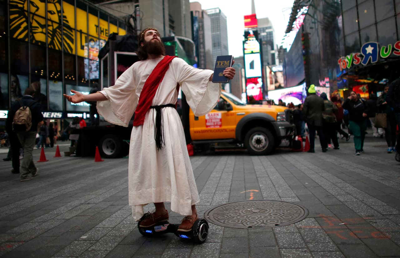 Disfrazados con ropa sexy, horrorosos zombies, superhéroes y muchos más con atuendos inspirados en la cultura mexicana, como catrinas, miles de personas participaron en el desfile anual de Halloween en Nueva York. Según organizadores fueron más de dos millones los asistentes a este reconocido evento.