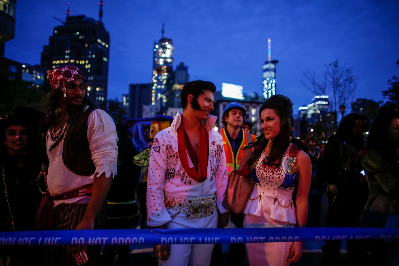 Disfrazados con ropa sexy, horrorosos zombies, superhéroes y muchos más con atuendos inspirados en la cultura mexicana, como catrinas, miles de personas participaron en el desfile anual de Halloween en Nueva York. Según organizadores fueron más de dos millones los asistentes a este reconocido evento.