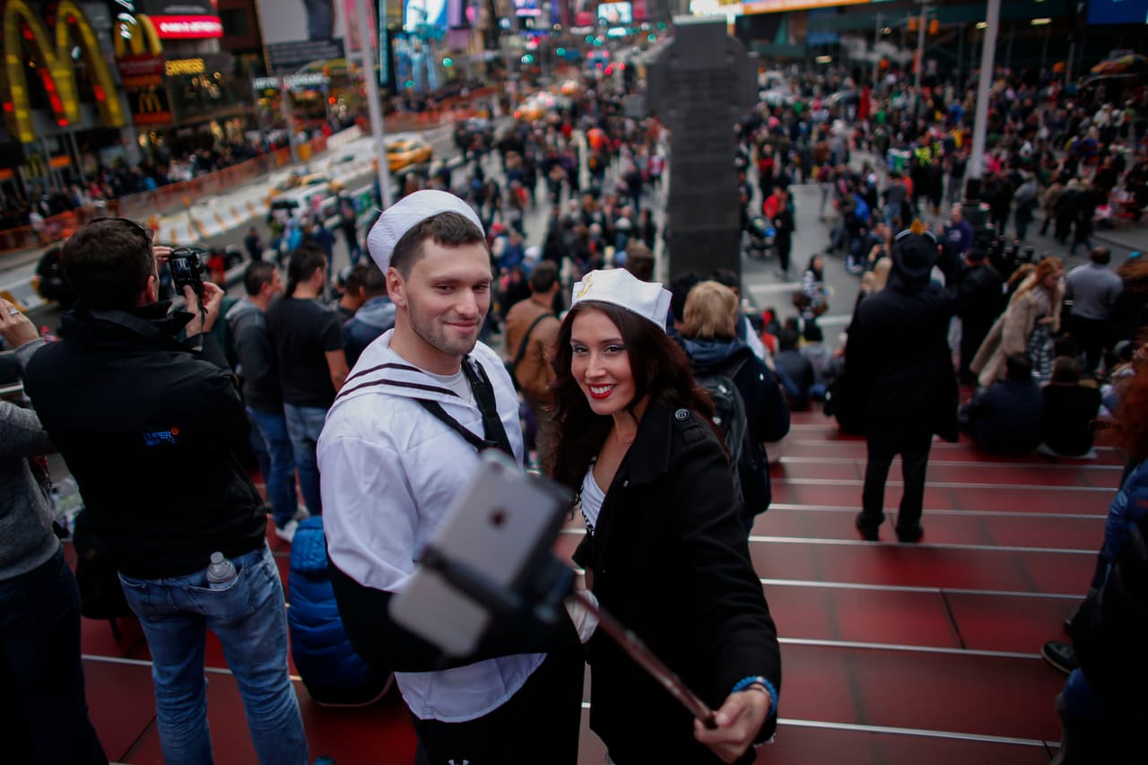 Disfrazados con ropa sexy, horrorosos zombies, superhéroes y muchos más con atuendos inspirados en la cultura mexicana, como catrinas, miles de personas participaron en el desfile anual de Halloween en Nueva York. Según organizadores fueron más de dos millones los asistentes a este reconocido evento.