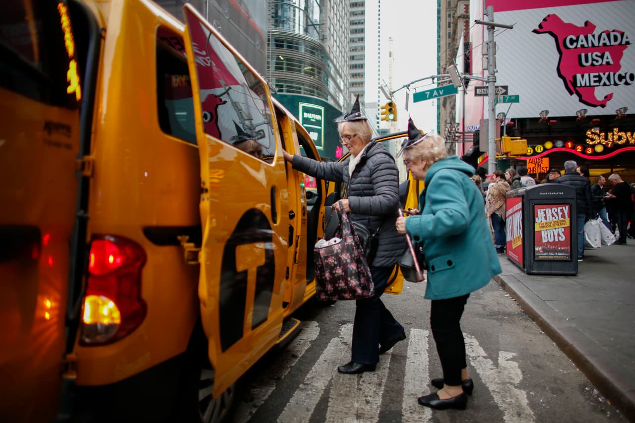 Disfrazados con ropa sexy, horrorosos zombies, superhéroes y muchos más con atuendos inspirados en la cultura mexicana, como catrinas, miles de personas participaron en el desfile anual de Halloween en Nueva York. Según organizadores fueron más de dos millones los asistentes a este reconocido evento.