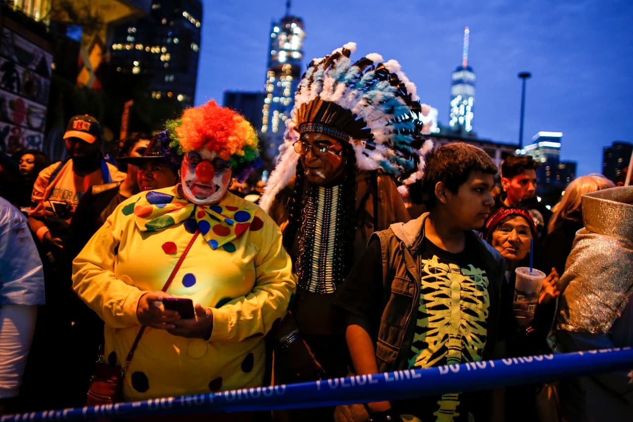 Disfrazados con ropa sexy, horrorosos zombies, superhéroes y muchos más con atuendos inspirados en la cultura mexicana, como catrinas, miles de personas participaron en el desfile anual de Halloween en Nueva York. Según organizadores fueron más de dos millones los asistentes a este reconocido evento.