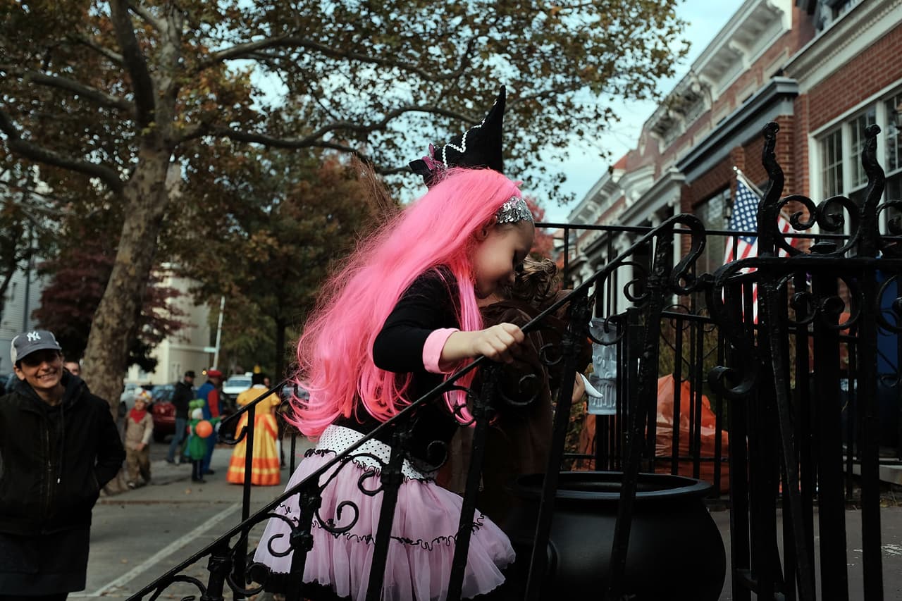 Disfrazados con ropa sexy, horrorosos zombies, superhéroes y muchos más con atuendos inspirados en la cultura mexicana, como catrinas, miles de personas participaron en el desfile anual de Halloween en Nueva York. Según organizadores fueron más de dos millones los asistentes a este reconocido evento.