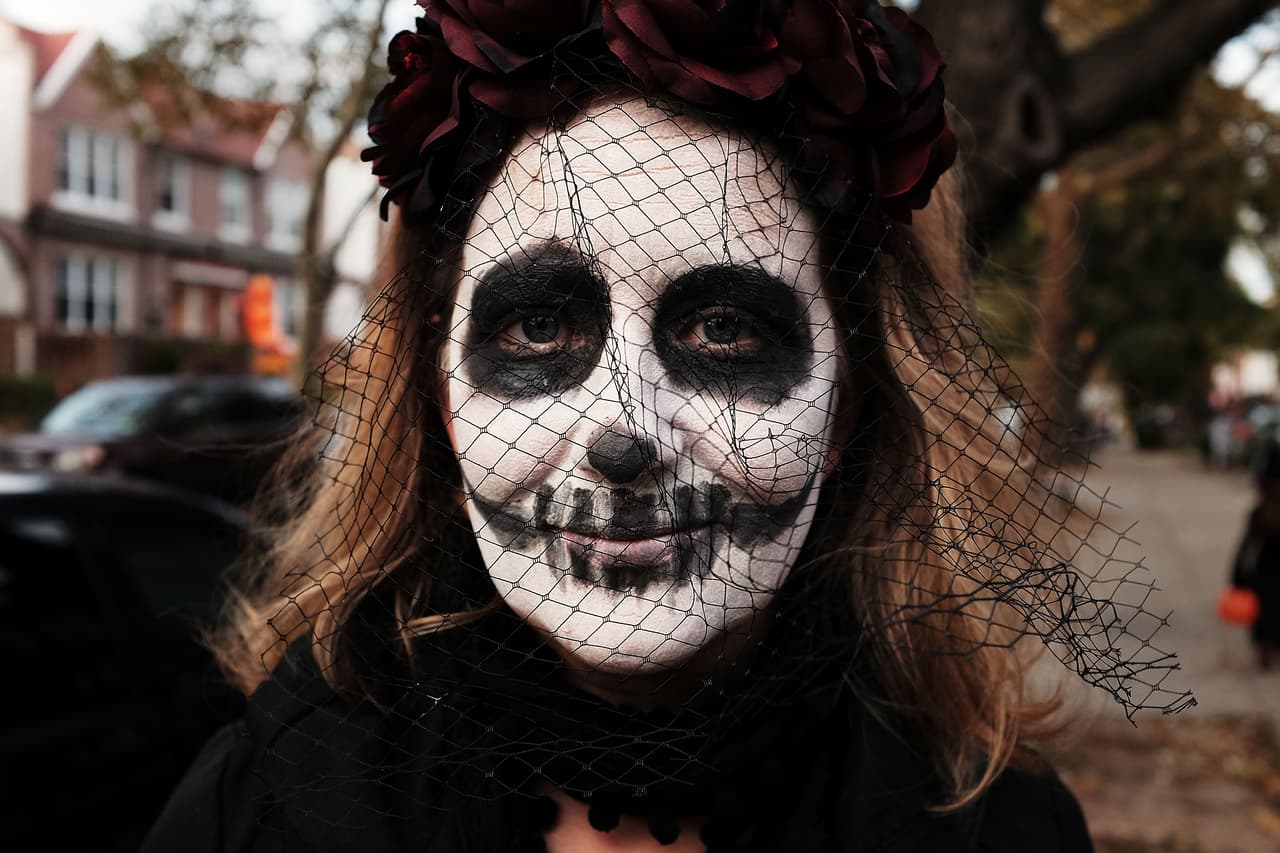 Disfrazados con ropa sexy, horrorosos zombies, superhéroes y muchos más con atuendos inspirados en la cultura mexicana, como catrinas, miles de personas participaron en el desfile anual de Halloween en Nueva York. Según organizadores fueron más de dos millones los asistentes a este reconocido evento.