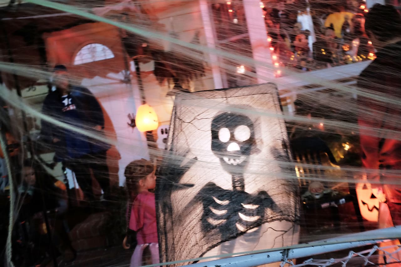 Disfrazados con ropa sexy, horrorosos zombies, superhéroes y muchos más con atuendos inspirados en la cultura mexicana, como catrinas, miles de personas participaron en el desfile anual de Halloween en Nueva York. Según organizadores fueron más de dos millones los asistentes a este reconocido evento.