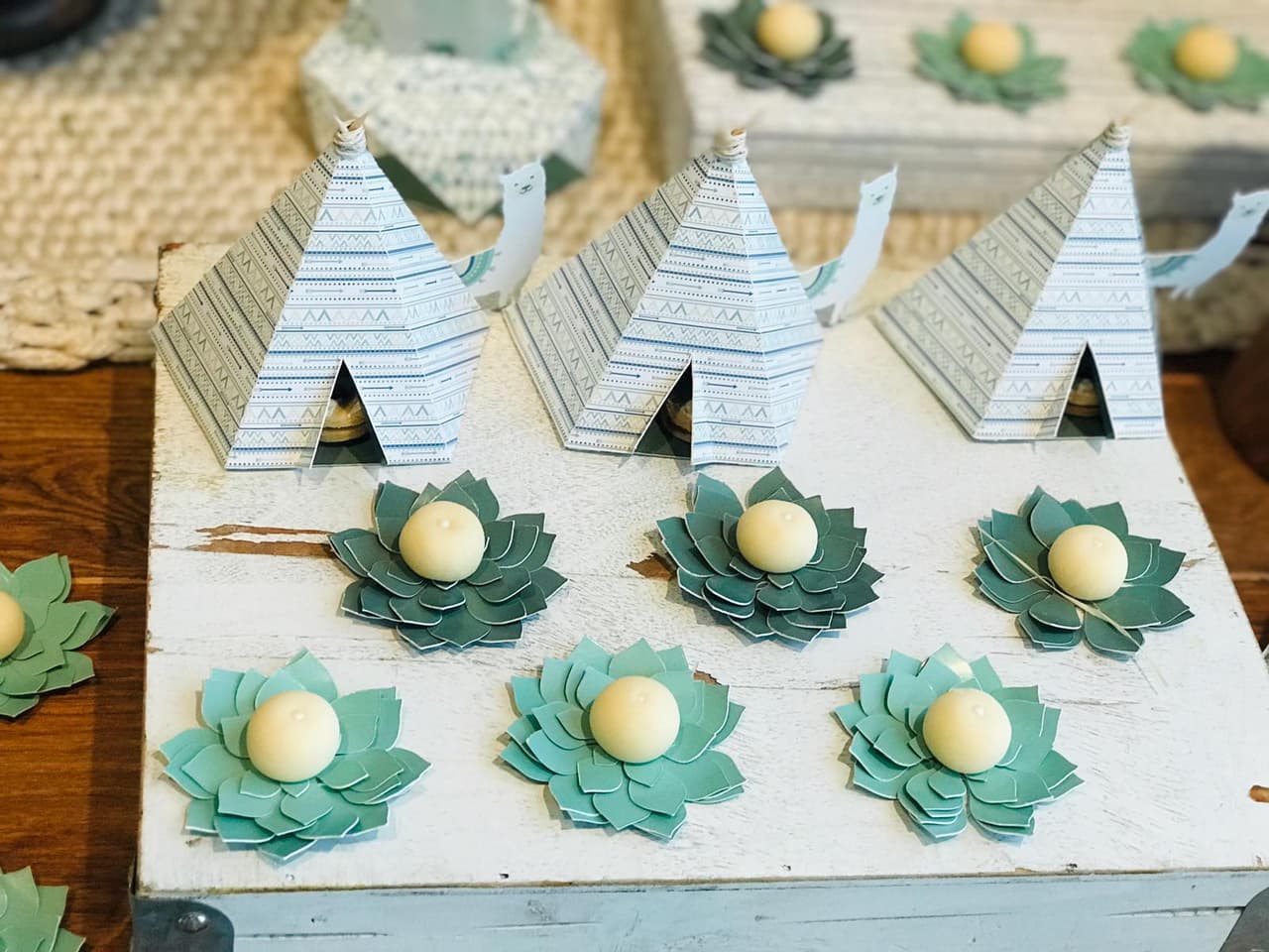 El 'baby shower' estuvo decorado con la temática de 'Llama', en la que destaca el animal del altiplano y elementos como cactus y tipis.