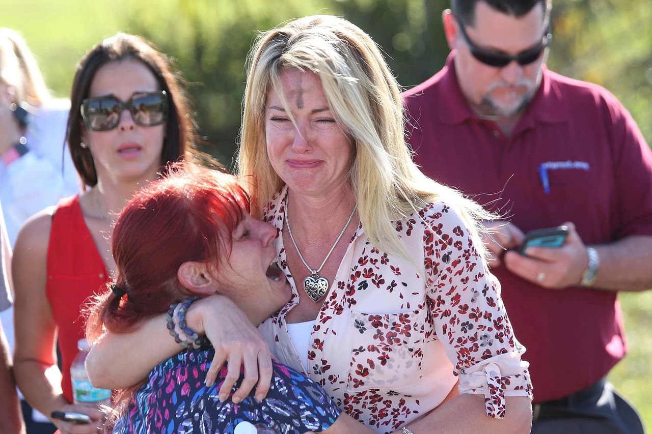 Familiares de los alumnos en las cercanías de secundaria Marjory Stoneman Douglas, blanco del ataque de un sujeto armado.