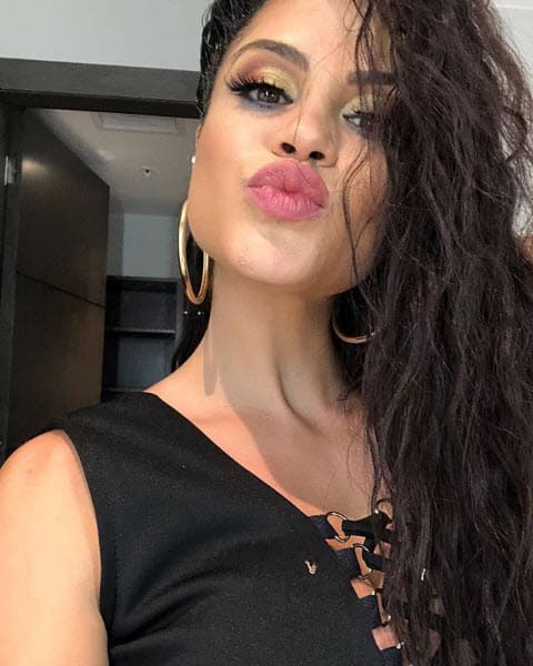 Si tiene la oportunidad de subirse al escenario a recibir algunos de los premios a los que está nominada, se
<b> </b>lo dedicara a su familia:
<b> "porque ellos siempre han estado apoyándome. Y a mi equipo, porque sé que sin ellos no estaría aquí hoy”.</b>