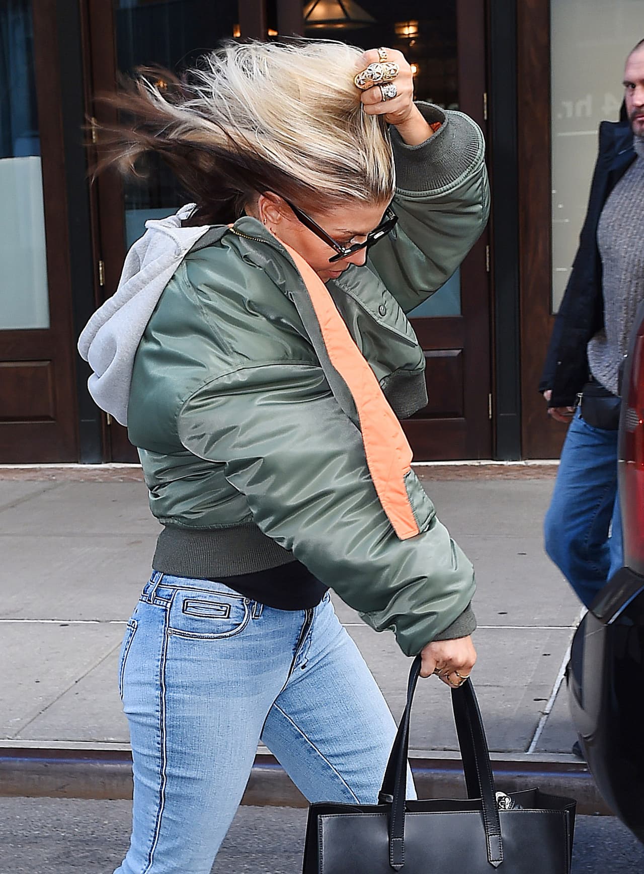 Hasta que una repentina ráfaga le arruinó el peinado.