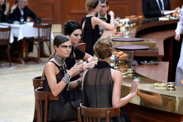 Cara se encontraba en una barra junto a las demás modelos.