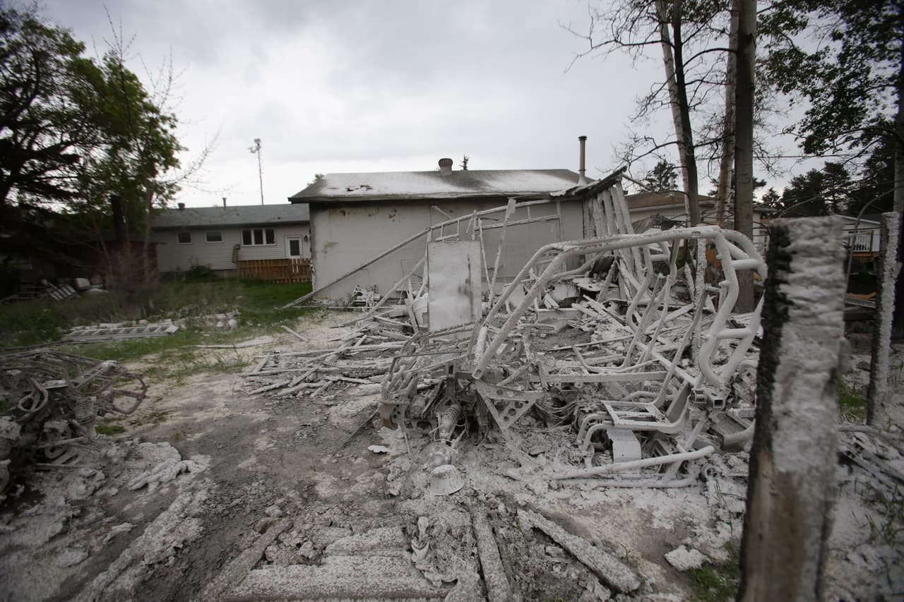 Las emanaciones tóxicas de gas y de partículas en los barrios devastados por el fuego obligaron a aplazar el regreso de cerca de 9.000 personas, que deben entonces esperar, al igual que las que sufren problemas respiratorios.