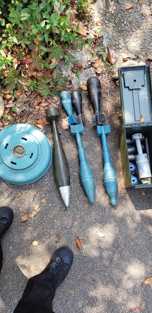 Fotografías publicadas por la policía muestran diferentes artefactos explosivos.