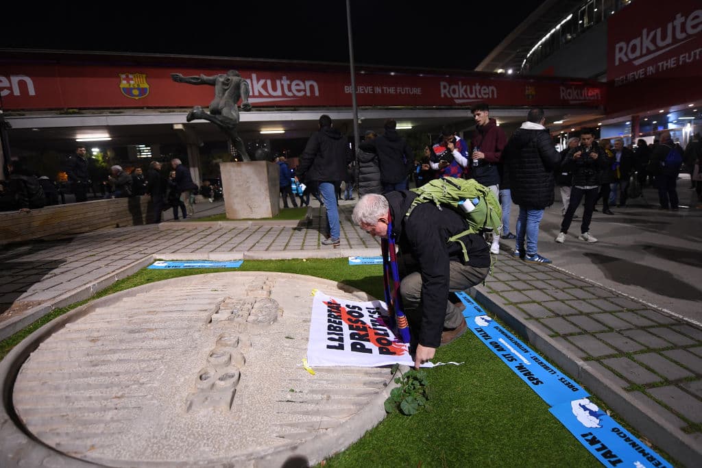 De forma pacífica, los catalanes se manifestaron con pancartas, balones y cantos al ritmo de 'Spain, sit and talk'.