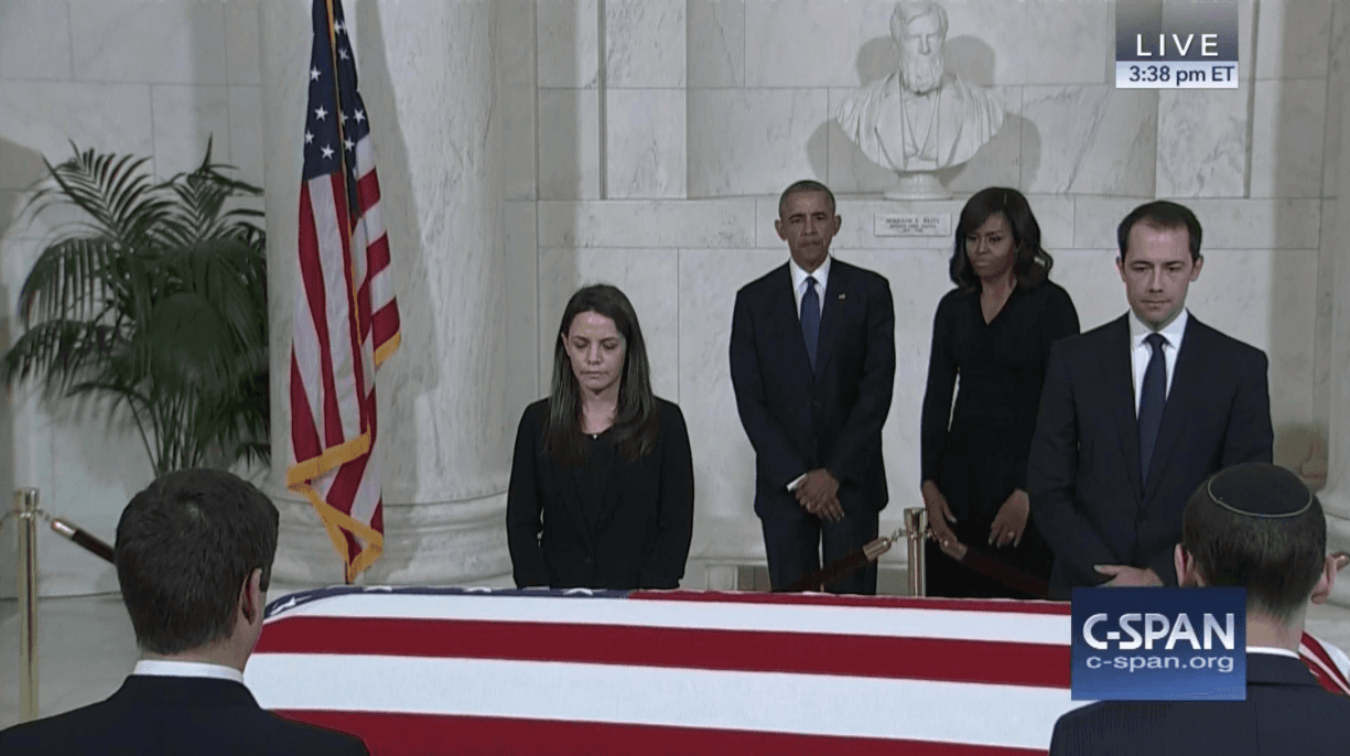 El presidente Barack Obama frente al féretro del juez Antonin Scalia
