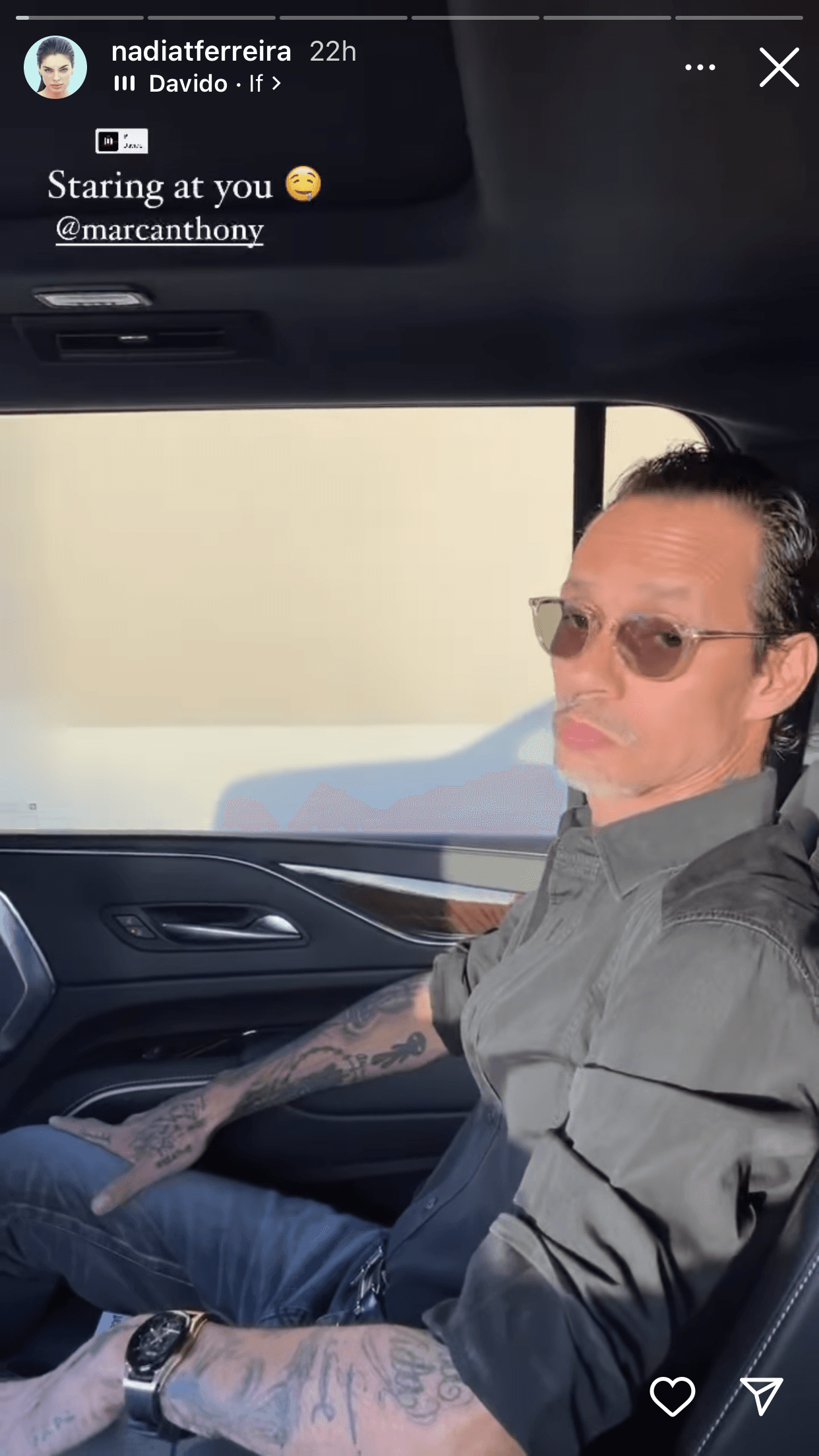 La reina de belleza mostró al salsero en varias imágenes este lunes 9 de mayo. En esta, por ejemplo, se le ve de buen humor mientras viaja en un auto. 
<br>