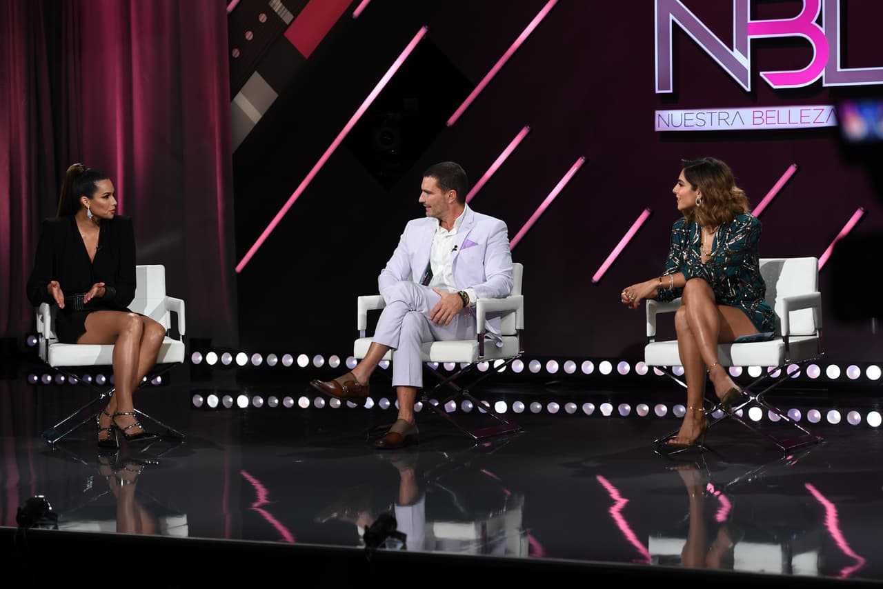 Aquí vemos a Alejandra muy atenta al reclamo que Marisela de Montecristo, NBL 2013, hizo a Julián Gil, pues aseguró que él como juez del certamen fue muy duro con ella.