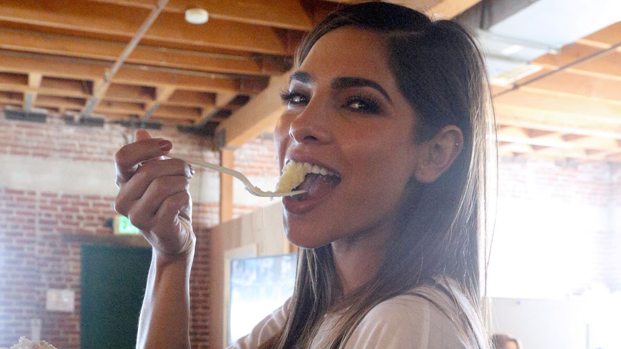 Ale disfrutó un pastel en medio de las grabaciones de La Reina de la Canción