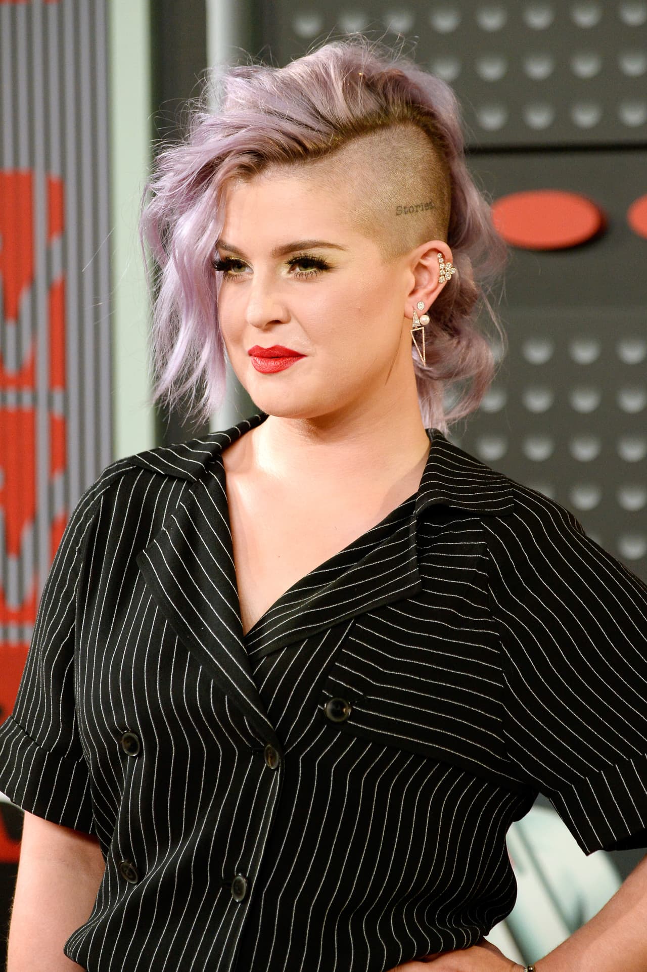 Kelly Osbourne se tatúa 'solidaridad' en la cabeza para honrar a las víctimas de Orlando