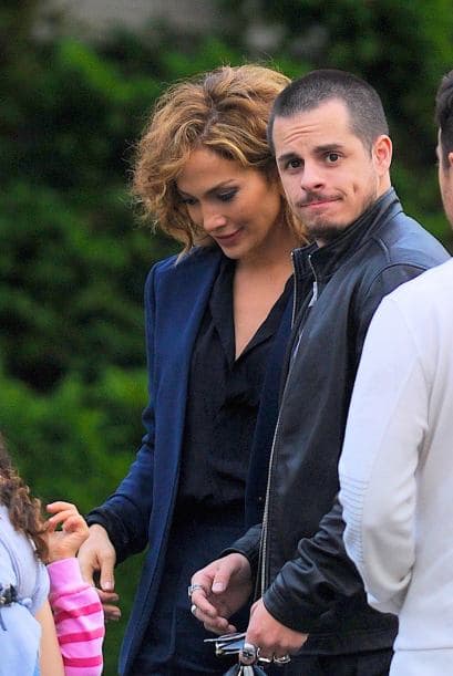 Parece que Casper se percató de los paparazzi y hasta posó de esta manera.