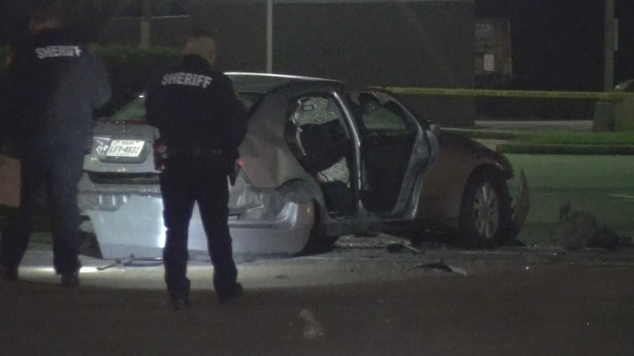 Muere un hombre tras ser chocado mientras intentaba huir de un accidente que provocó al norte de Houston 