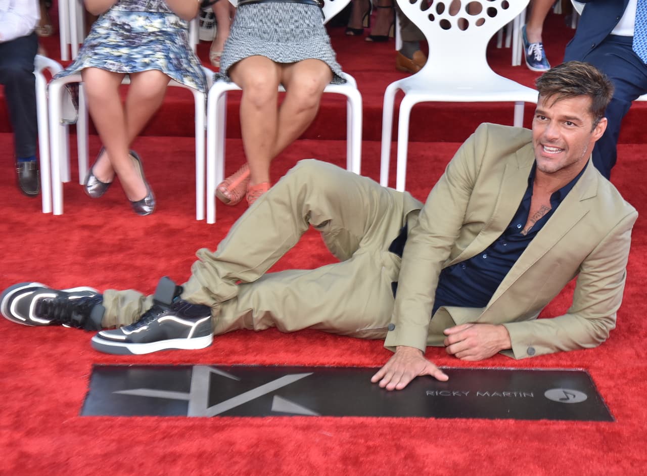 El estilo fashionista de Ricky estuvo de lo mejor. Con ese traje se dejó ver muy galán.