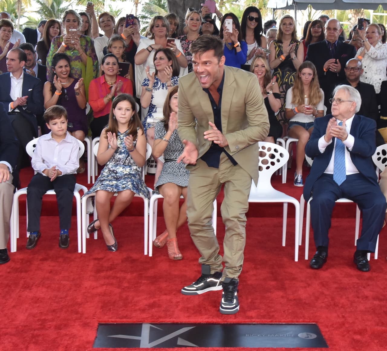 La felicidad corría por las venas de Ricky, quien se llevó todos los aplausos del público asistente.