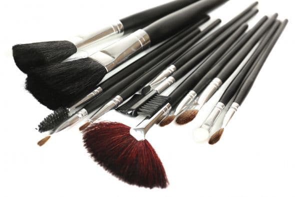 Las brochas acumulan suciedad, aceite y bacterias que pueden dañar tu piel, irritándola o causándote acné.