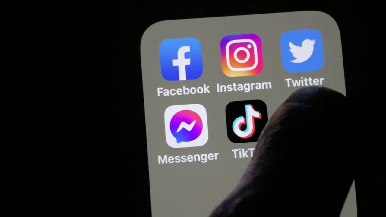 Los estafadores operan en la mayoría de los sitios de Internet o apps de citas y redes sociales.