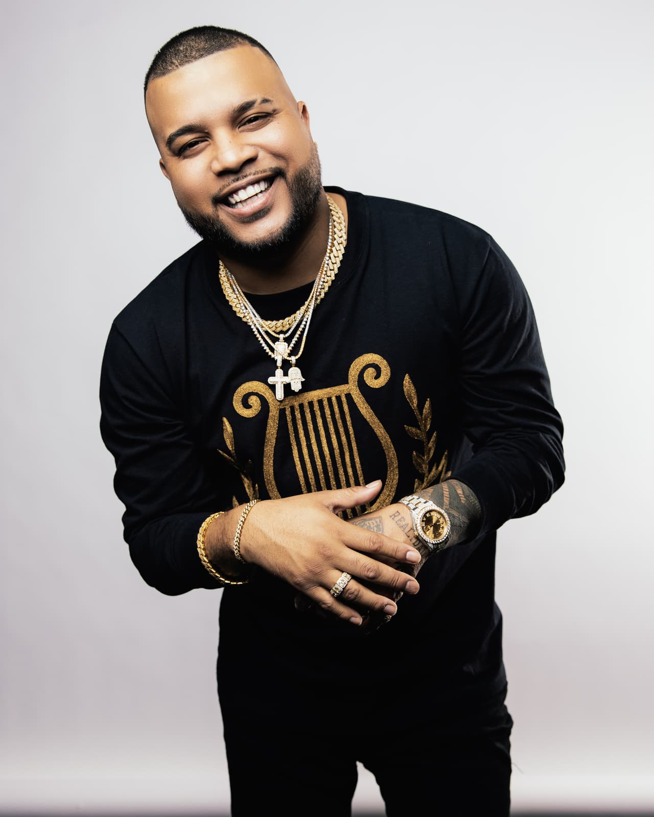 Otro de los recién entrados en la lista de artistas que se presentarán esa noche será el DJ y productor panameño 
<b>Dímelo Flow</b> quien tiene una nominación por Mejor Canción Urbana.