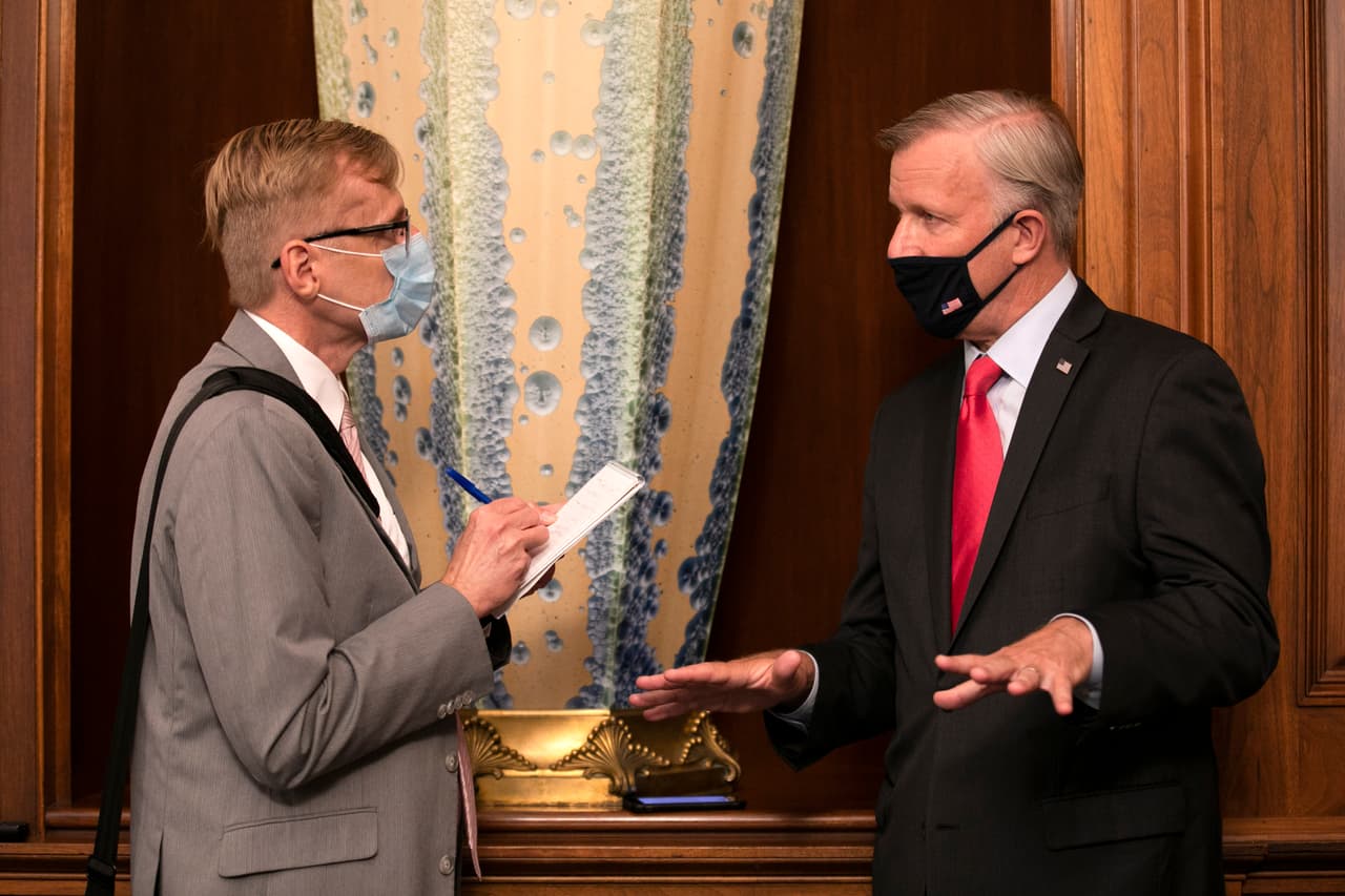 El representante republicano por Nueva Yor, 
<b>Chris Jacobs</b>, también votó por la resolución contra Marjorie Taylor Greene, quien en su exposición intentó retratarse como una "estadounidense muy normal" que simplemente se hizo eco de teorías conspirativas antes de llegar al poder y aseguró que esa visión ya no representa sus valores.