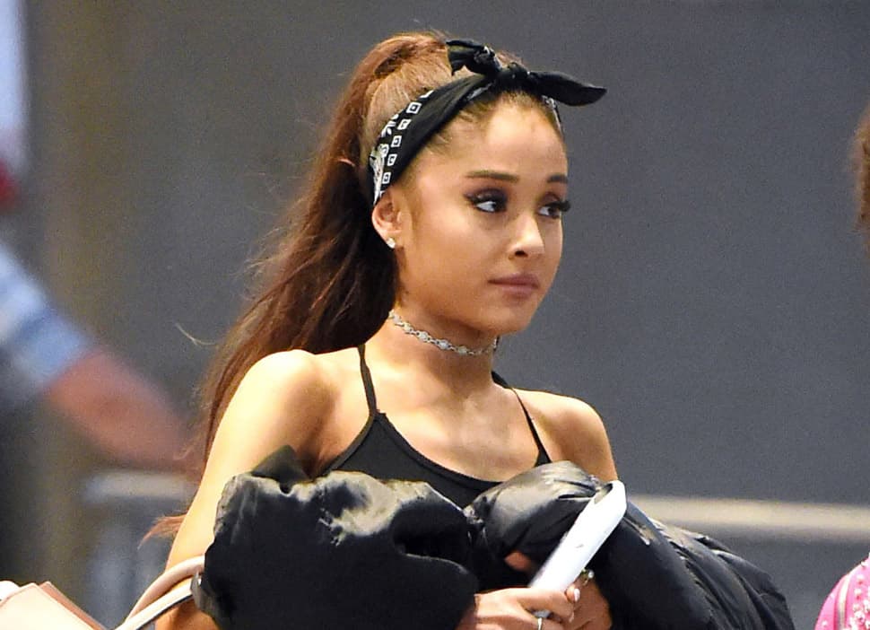 ¿Quedándose calva? Uno de los estilistas de Ariana Grande reveló que la intérprete se está quedando sin cabello.