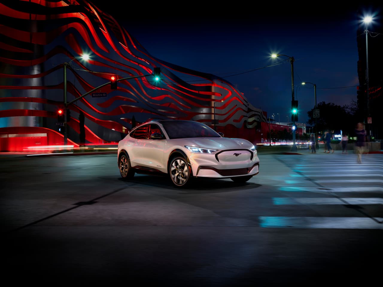 El Mustang Mach-E es el primer eléctrico creado desde cero con el sello de Ford y llega en cinco versiones con diferentes precios, acabados y autonomía.
<br>