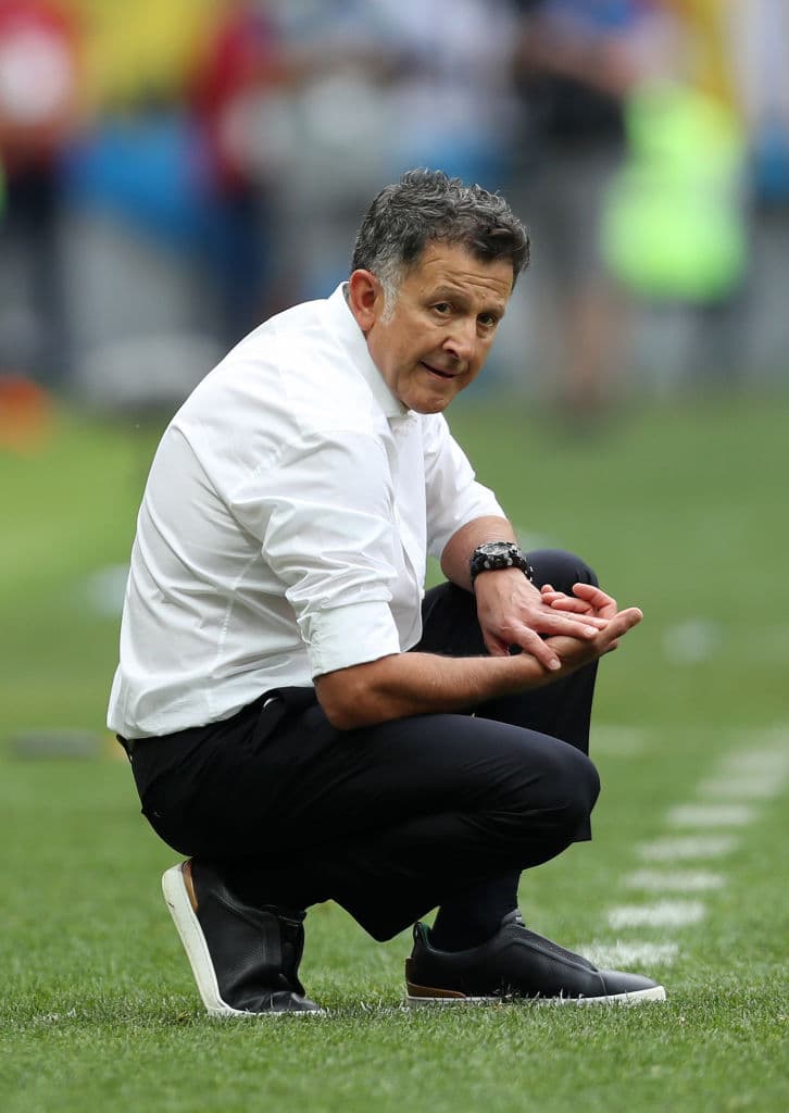 En el comienzo, Osorio duró poco con su traje completo y ahora solo con camisa era observador y analítico de las acciones de sus dirigidos, de buen trabajo.