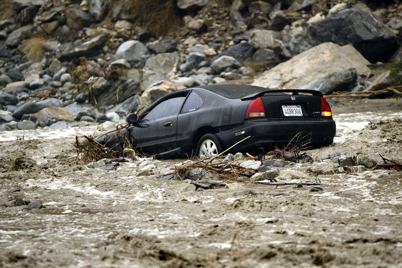 Las primeras lluvias de octubre de 2004 en las zonas afectadas por incendios durante el verano causaron deslaves y torrenteras que afectaron a áreas próximas a las montañas del sur de California, como Rancho Cucamonga.