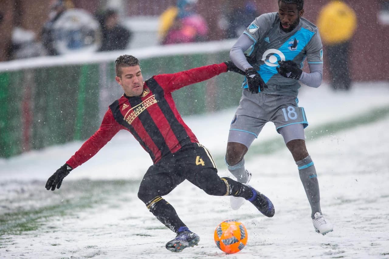 Greg Garza – Es un indiscutible en el equipo que dirige Gerardo ‘Tata’ Martino, habiendo jugado de titular todos los minutos de los 18 de los 19 juegos que han jugado los rojinegros. Un lateral duro pero limpio que apenas ha visto dos cartones amarillos y además ya se dio el lujo de marcar un gol.