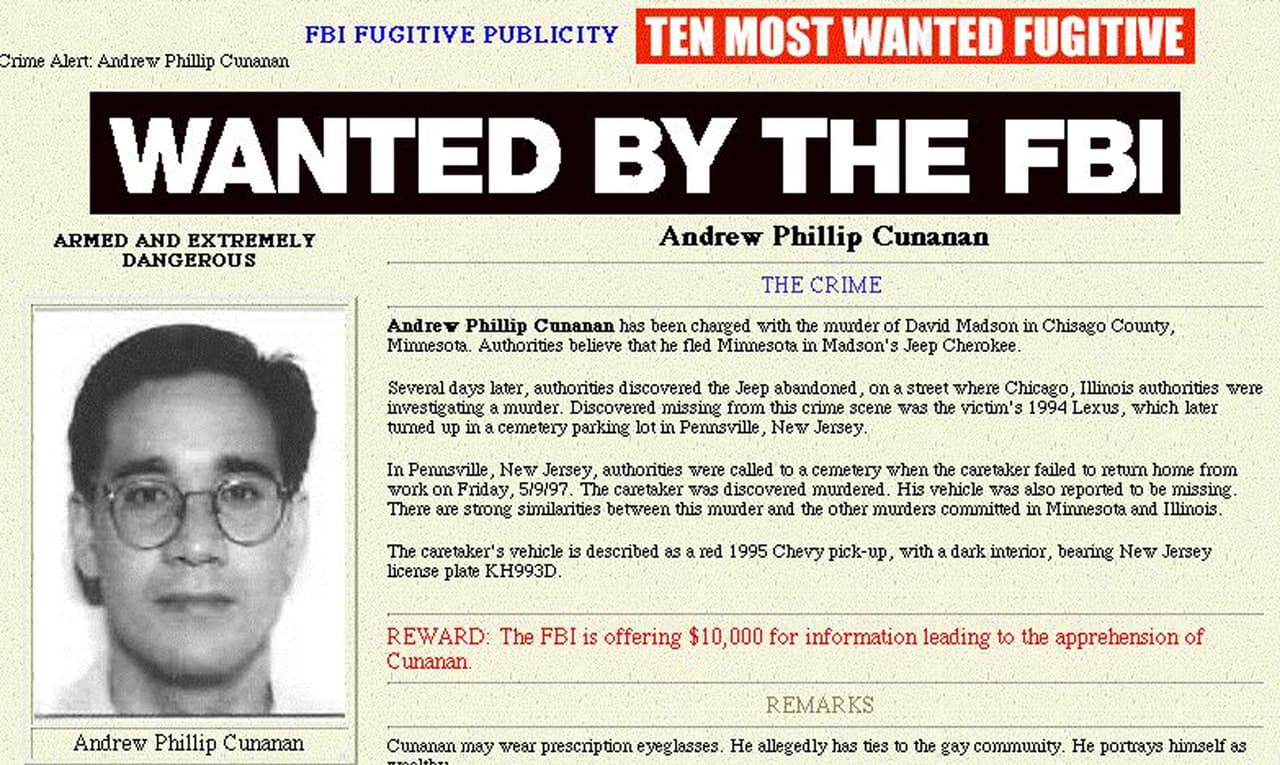 <b>Andrew Cunanan.</b> Asesinó al reconocido diseñador de modas Gianni Versace en Miami, Florida, al incrustarle dos disparos en la cabeza. Ya había acabado con la vida de cinco personas, algunos de ellos pertenecían a su más cercano círculo de amistades. Todos en 1997. Entró en la lista de los 10 fugitivos más buscados del FBI, pero se suicidó ocho días después del crimen contra Versace, a la edad de 27 años, cuando la policía aún lo buscaba.