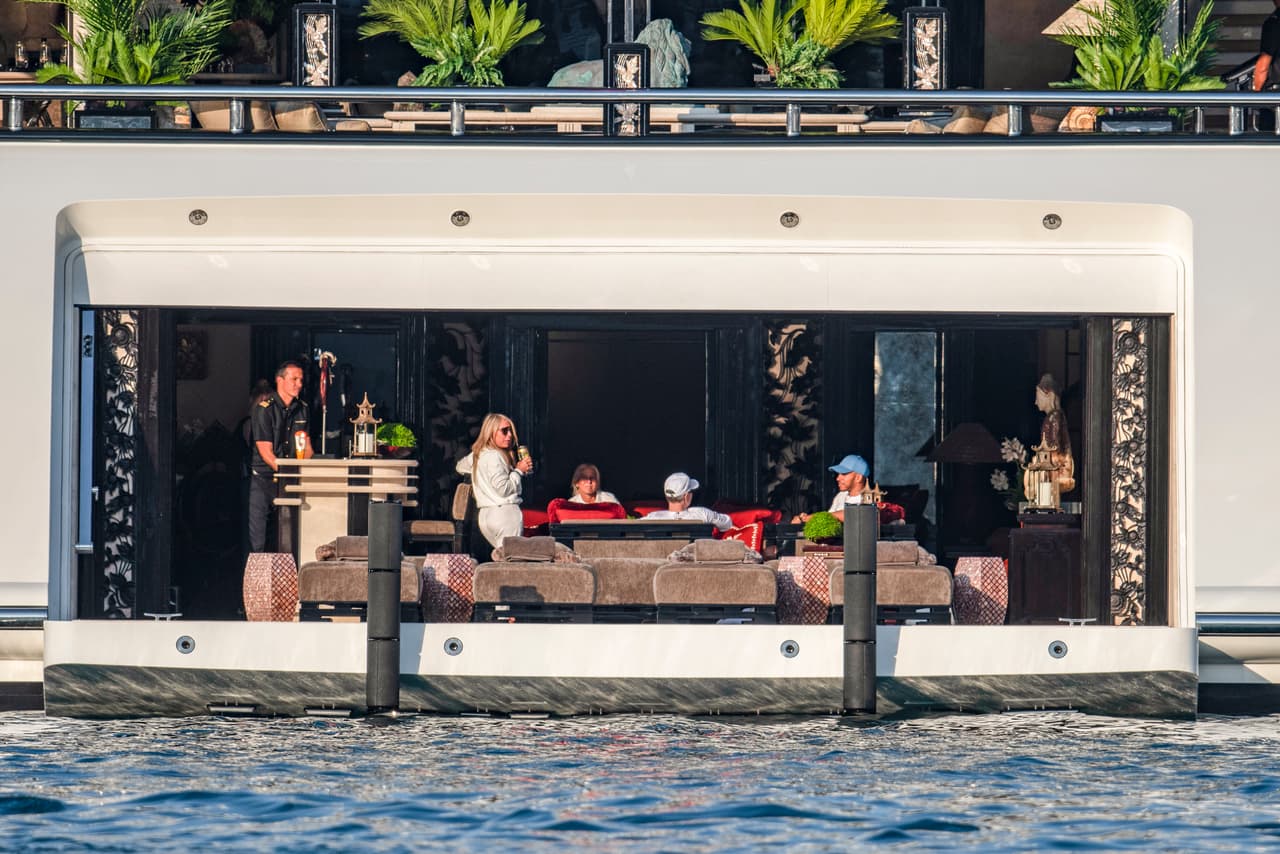 Además, esta mansión flotante mide 90 metros (295) pies, por lo que publicaciones como el Daily Mail la comparan con un campo de fútbol.