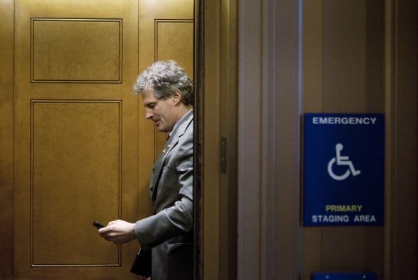 Scott Brown: Candidato a ocupar el escaño senatorial del fallecido Ted Kennedy, en 1982 posó semidesnudo para la revista “Cosmopolitan”.