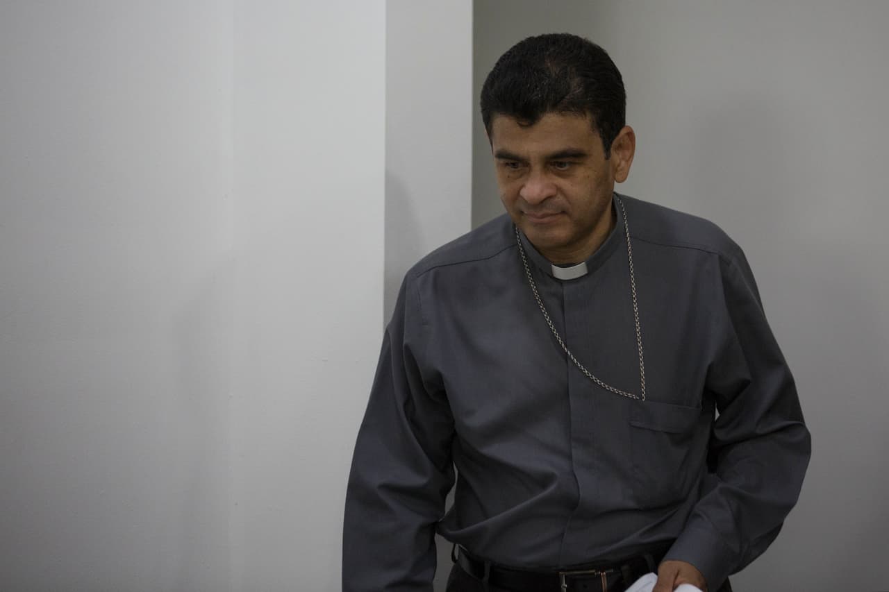 La Policía de Nicaragua arresta al obispo Rolando Álvarez junto a otros sacerdotes