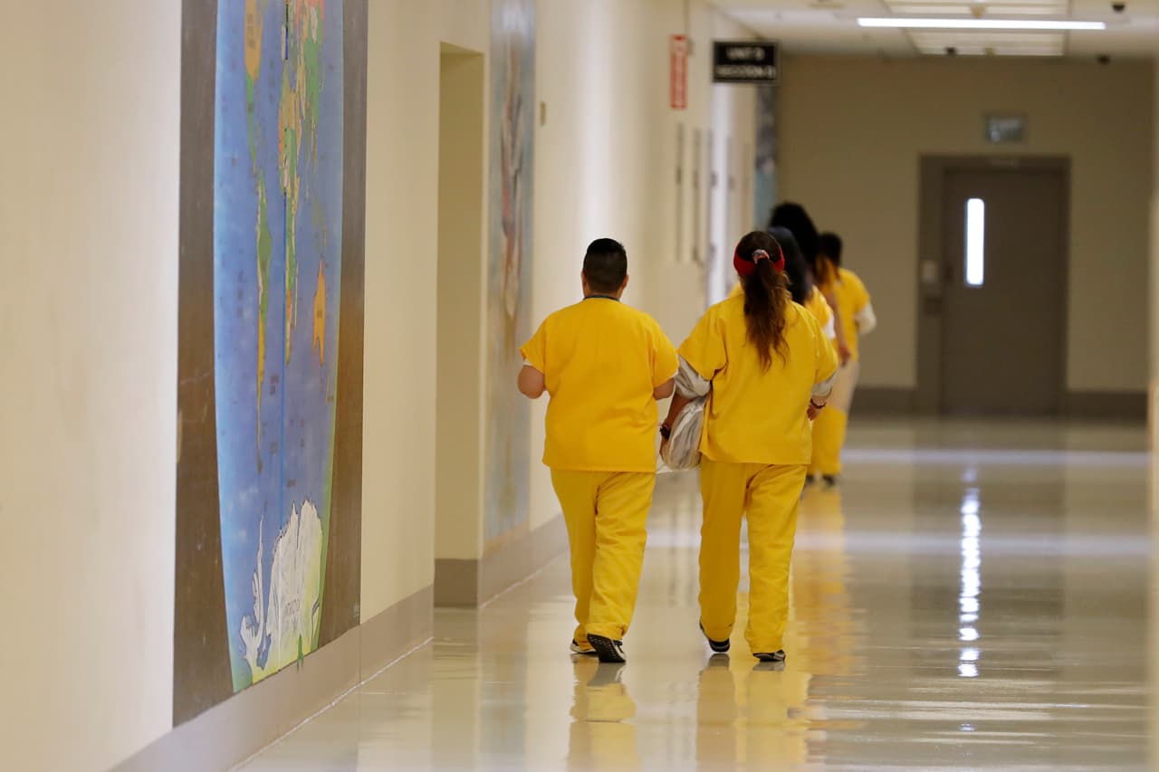 Aumenta a seis el número de inmigrantes contagiados con covid-19 en centros de detención de ICE