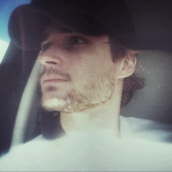 Jon se define como tímido, aventurero y muy comprometido.