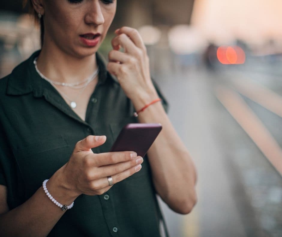 <b>Amenaza mediante mensaje electrónico.</b> Este tipo de amenazas se hacen a través de correos electrónicos, mensajes directos en plataformas electrónicas y en redes sociales.
<br>