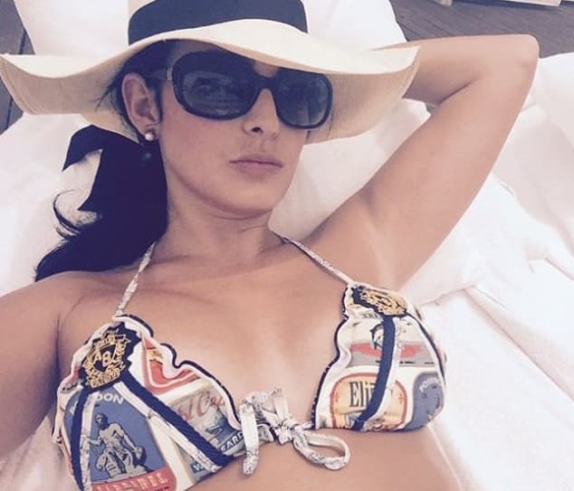 Estudió en Boston mercadotecnia, pues a pesar de que su pasión eran las artes, sus padres le exigieron que tuviera una licenciatura.