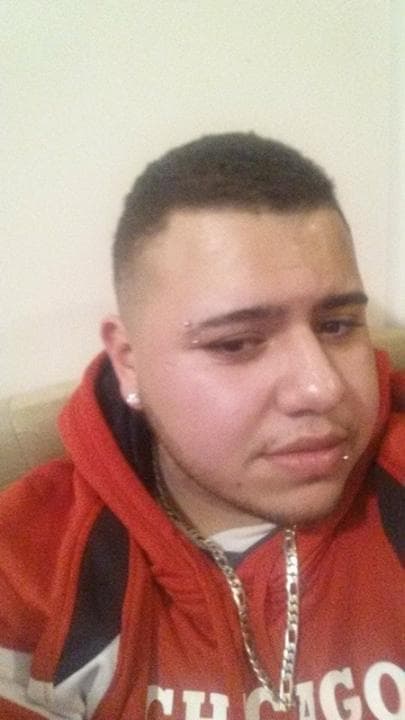 Acevedo viajaba en el asiento del pasajero por la 2700 de la North Schubert y Central Park, cuando alguien en una SUV blanca se detuvo al lado del vehículo y abrió fuego.