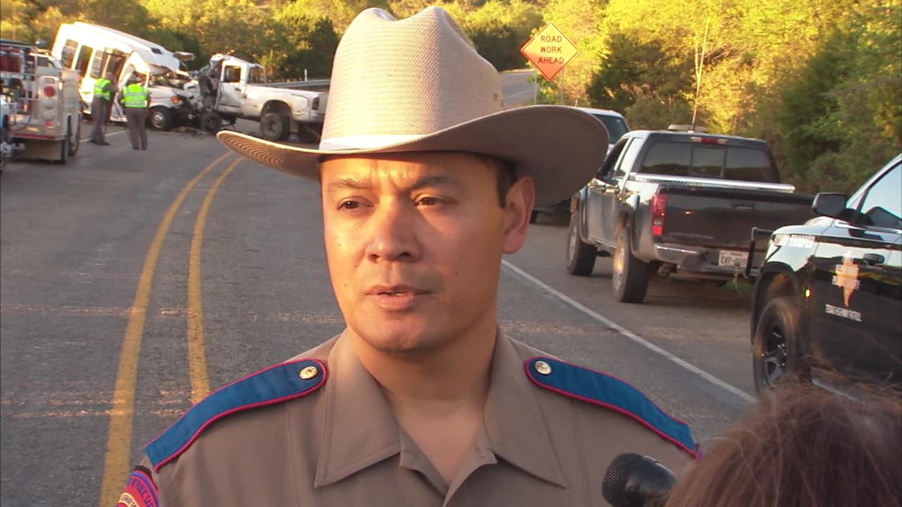 El sargento Orlando Morero, vocero de DPS que estuvo presente en el lugar del accidente la noche del miércoles, dijo a los medios que ‘por razones que se desconocen, la camioneta giró hacia el carril opuesto y chocó de frente con el autobús’. 
<br>