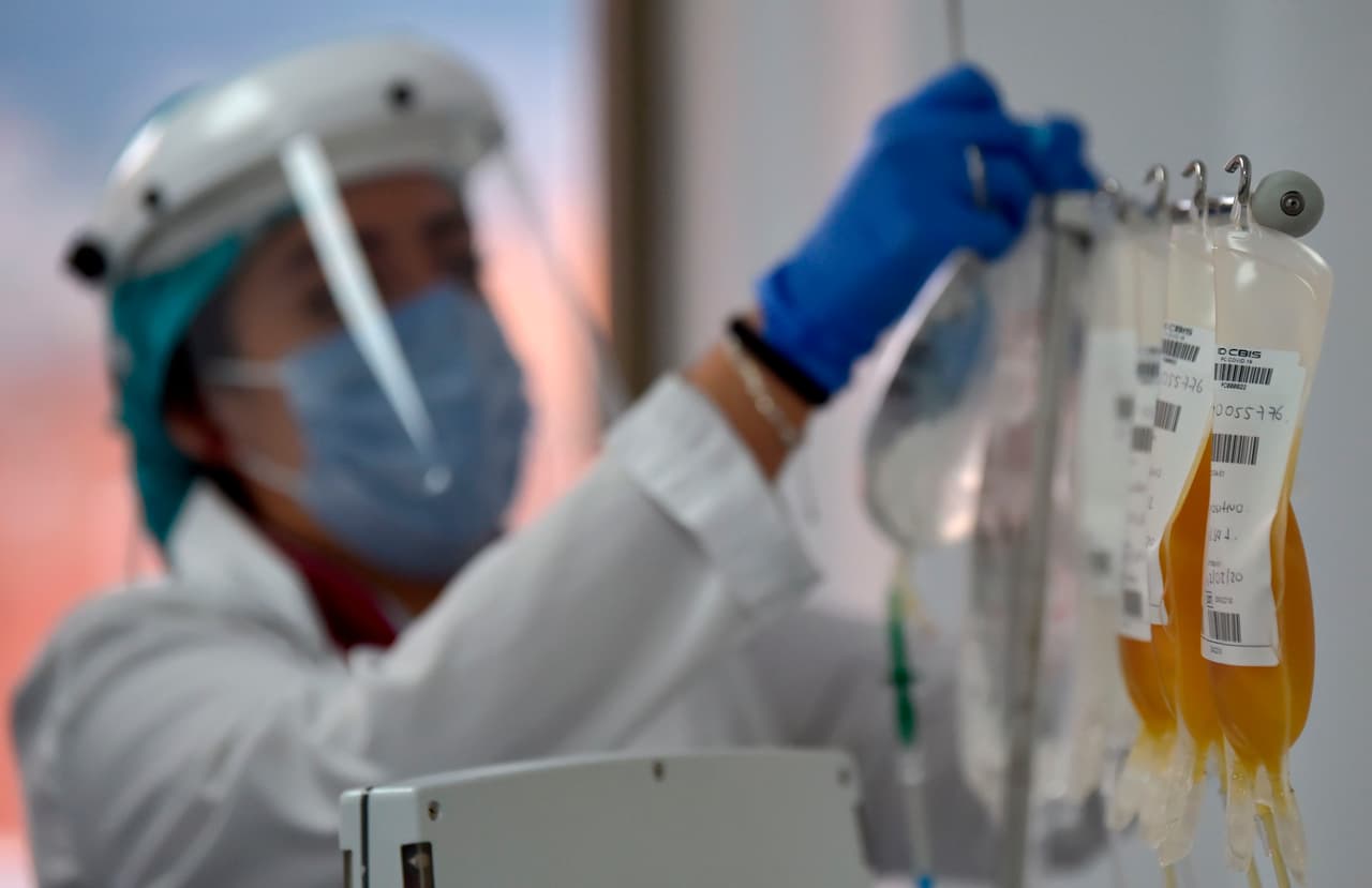  “No es la terapia maravillosa de la que el presidente nos habló”: reacciones tras la aprobación del uso del plasma